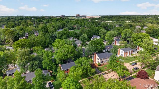 12847 Haw Thicket Lane, Des Peres, MO 63131