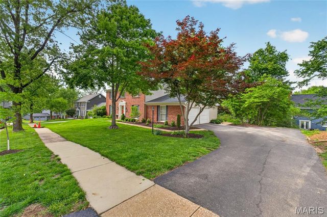 12847 Haw Thicket Lane, Des Peres, MO 63131