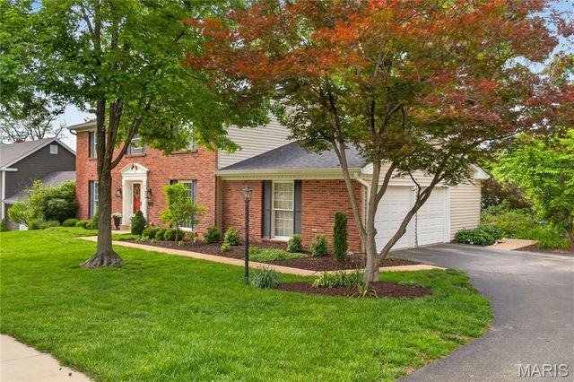 12847 Haw Thicket Lane, Des Peres, MO 63131