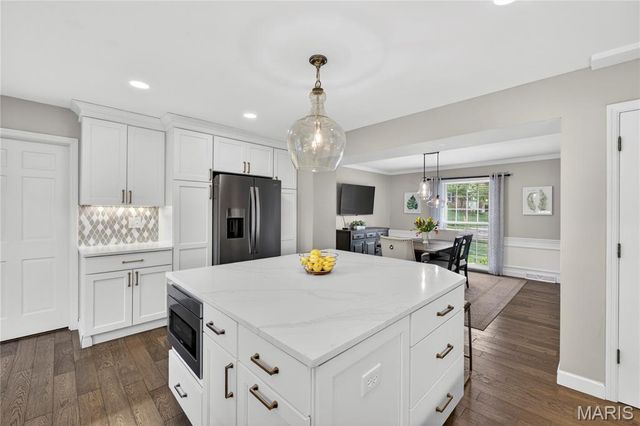 12847 Haw Thicket Lane, Des Peres, MO 63131