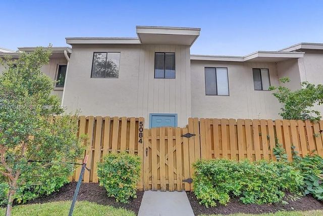 5084 S University Dr, Davie, FL 33328