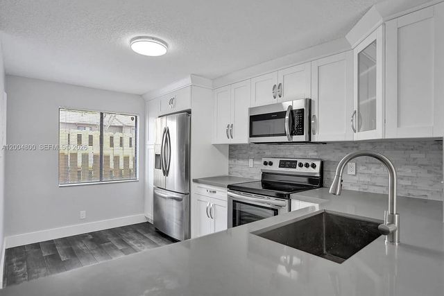 5084 S University Dr, Davie, FL 33328