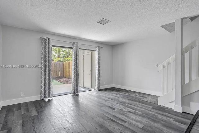 5084 S University Dr, Davie, FL 33328