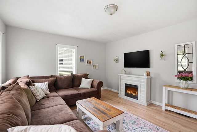 7 Whispering Pines Dr, Plymouth, MA 02360
