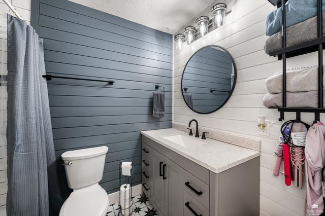 2017 Blue Hills Road, Manhattan, KS 66502