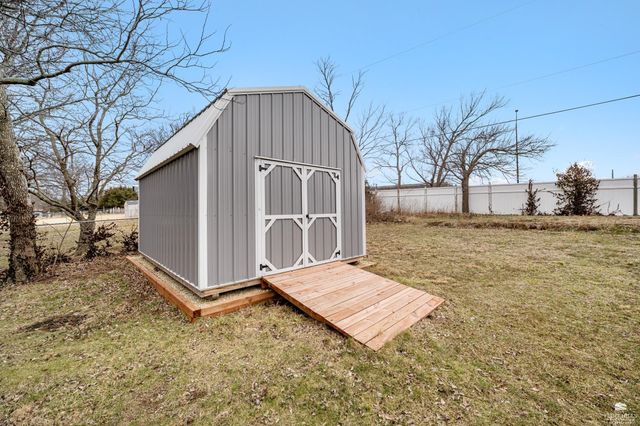 2017 Blue Hills Road, Manhattan, KS 66502