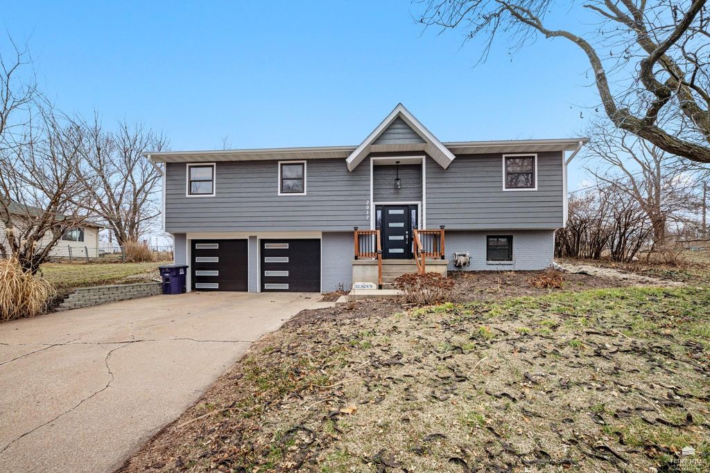 2017 Blue Hills Road, Manhattan, KS 66502