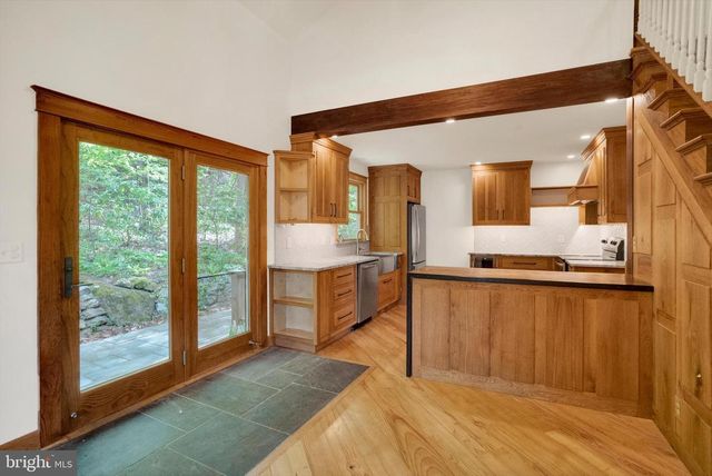 1694 SPRING VALLEY RD, Bethlehem, PA 18015