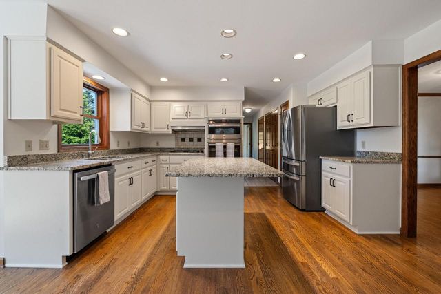 7123 W Lantern LANE, Mequon, WI 53092
