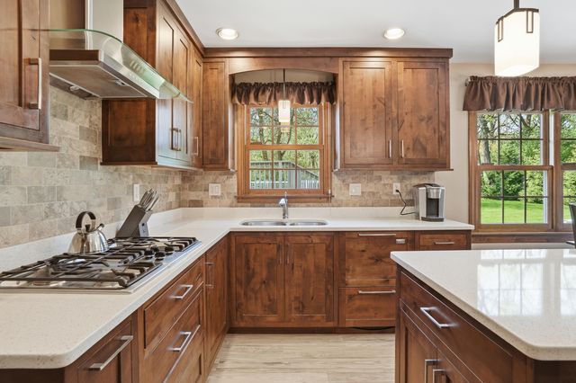 2060 Maid Marion Drive N, Schererville, IN 46375