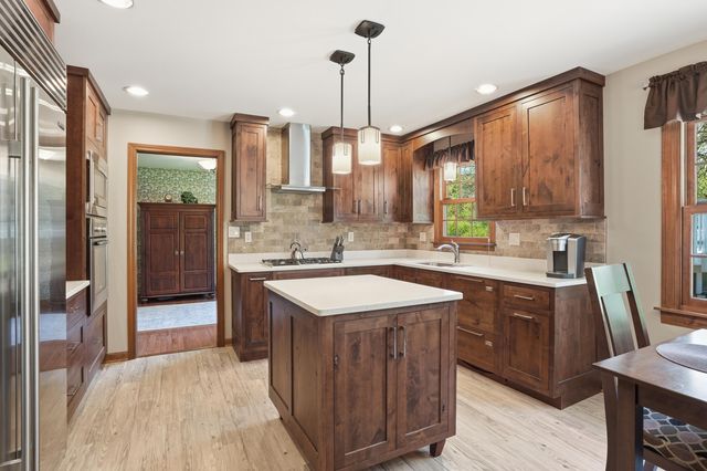 2060 Maid Marion Drive N, Schererville, IN 46375