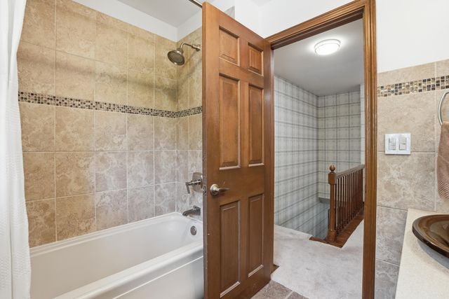 2060 Maid Marion Drive N, Schererville, IN 46375