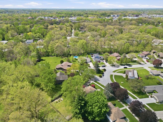 2060 Maid Marion Drive N, Schererville, IN 46375