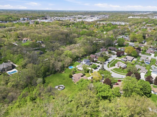 2060 Maid Marion Drive N, Schererville, IN 46375