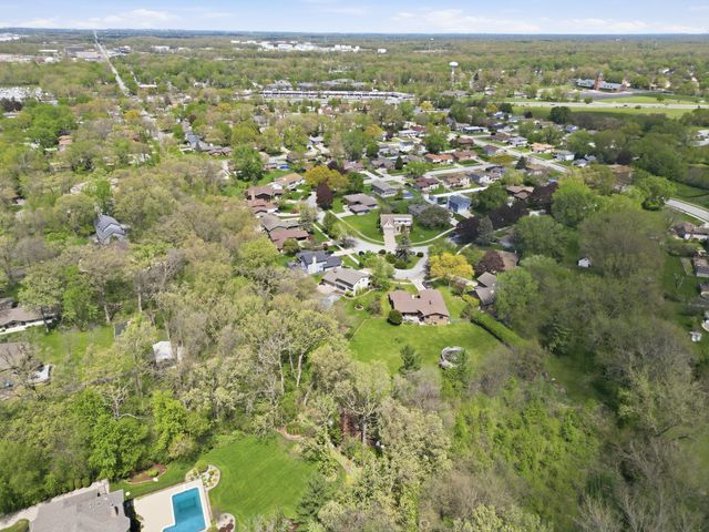 2060 Maid Marion Drive N, Schererville, IN 46375