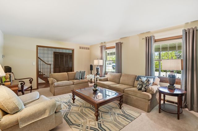 2060 Maid Marion Drive N, Schererville, IN 46375