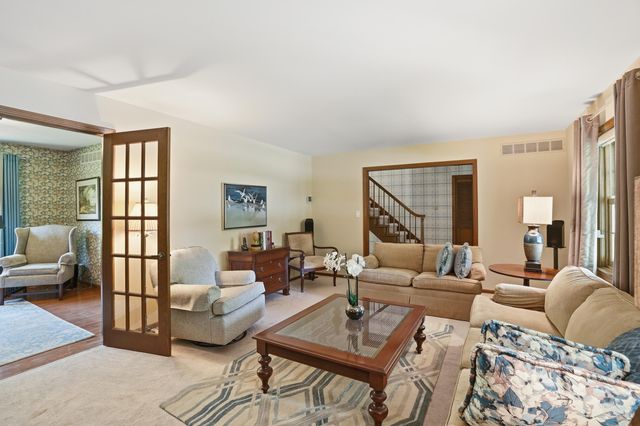 2060 Maid Marion Drive N, Schererville, IN 46375