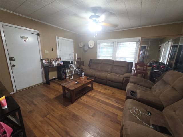 305 S Wood Street, Cleburne, TX 76033