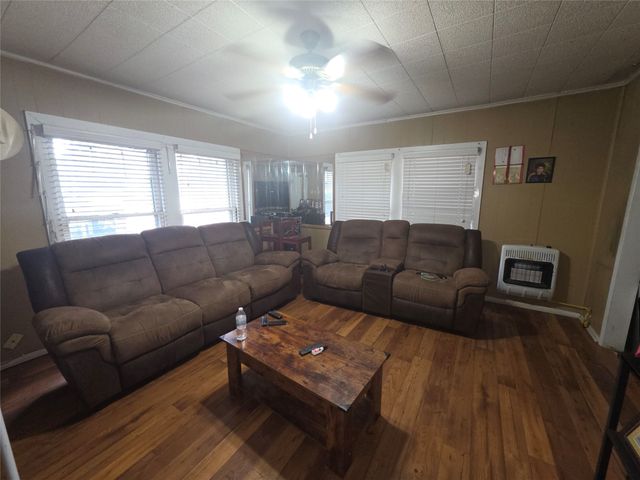 305 S Wood Street, Cleburne, TX 76033
