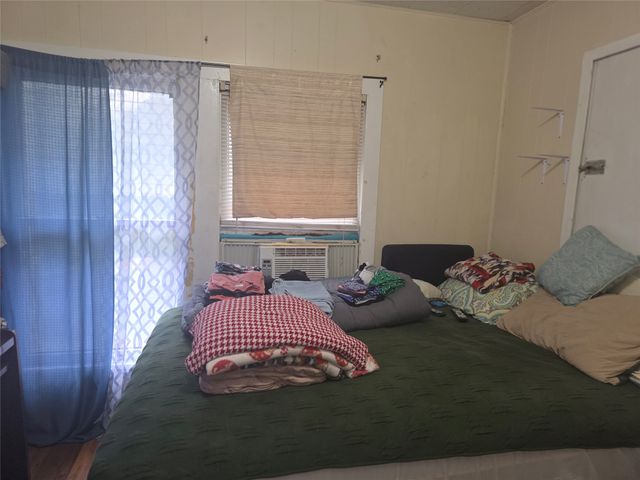 305 S Wood Street, Cleburne, TX 76033