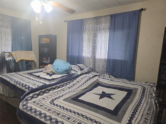 305 S Wood Street, Cleburne, TX 76033