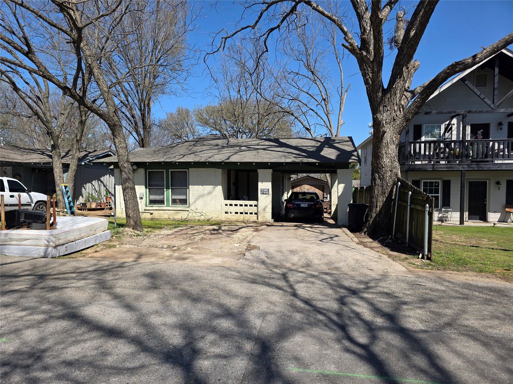 305 S Wood Street, Cleburne, TX 76033