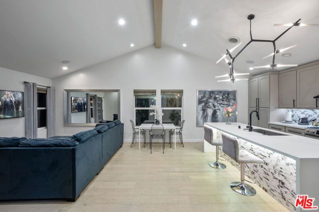 1747 W 30th Street, Los Angeles, CA 90018