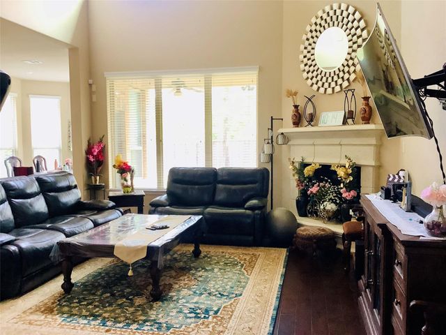 2 Caprice Bend Place, Tomball, TX 77375