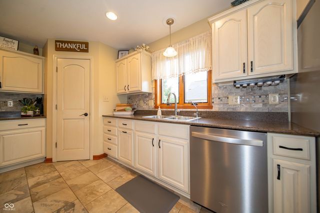 7398 W Banton Circle, New Palestine, IN 46163