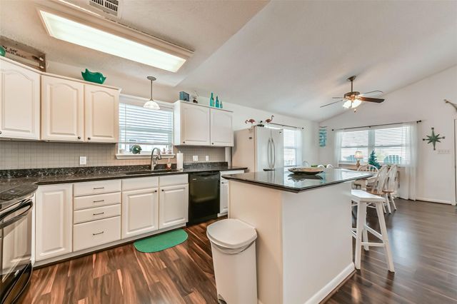 1302 Coral Way, Tiki Island, TX 77554