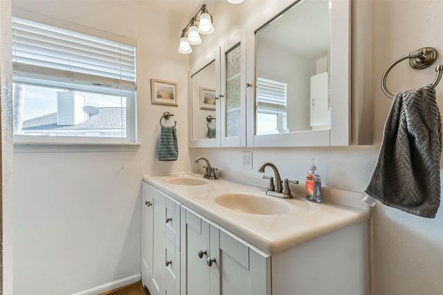 1302 Coral Way, Tiki Island, TX 77554