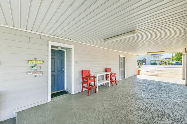 1302 Coral Way, Tiki Island, TX 77554