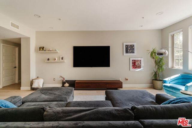 10648 Woodbridge Street 106, Toluca Lake (los Angeles), CA 91602