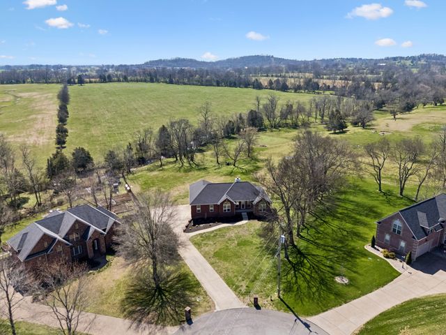 1017 Cabriolet Ct, Gallatin, TN 37066