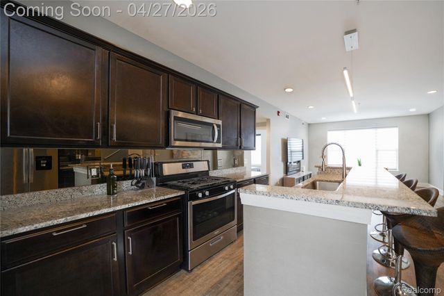 1230 Diamond Court E, Royal Oak, MI 48067