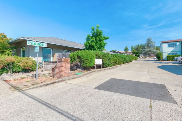 425 NE Silverwood Place, Grants Pass, OR 97526