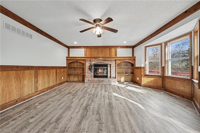 8033 Hall Street, Lenexa, KS 66219