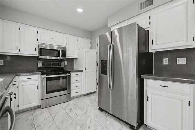 8033 Hall Street, Lenexa, KS 66219