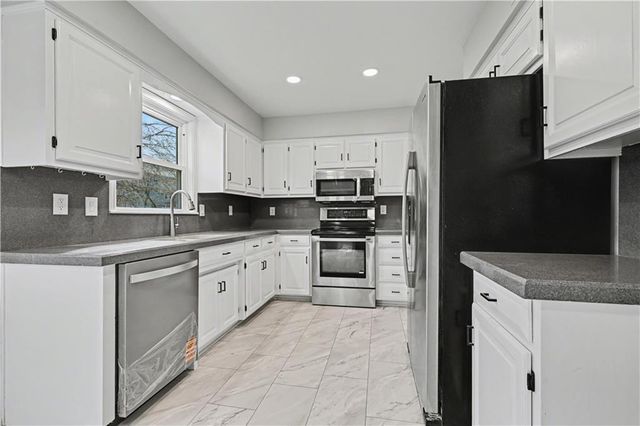 8033 Hall Street, Lenexa, KS 66219