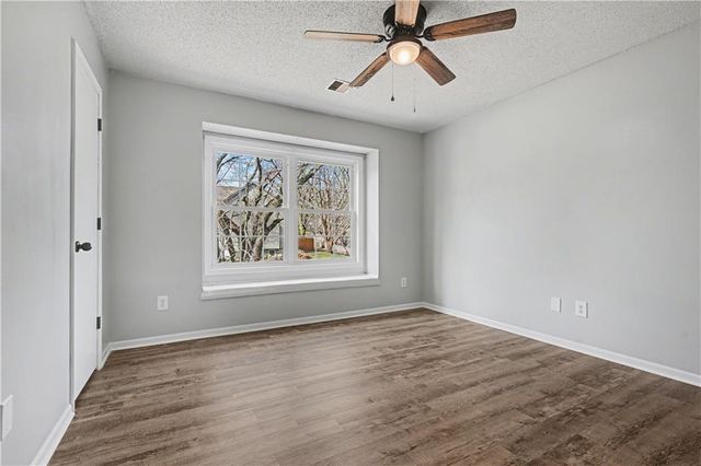 8033 Hall Street, Lenexa, KS 66219