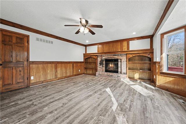 8033 Hall Street, Lenexa, KS 66219