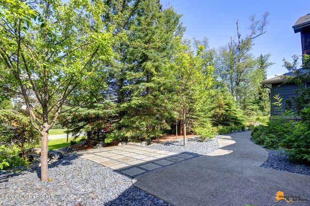 5646 Heritage Heights Drive, Anchorage, AK 99516