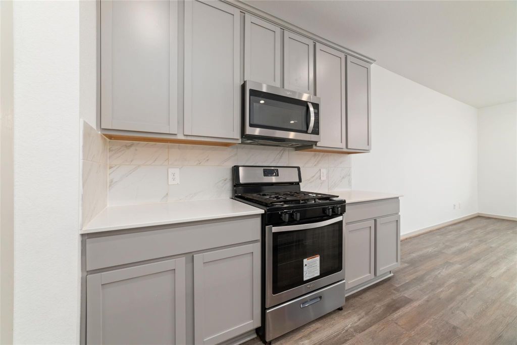 Image 4 of property listing at 19022 Drayton Village Trace, Richmond, TX 77407