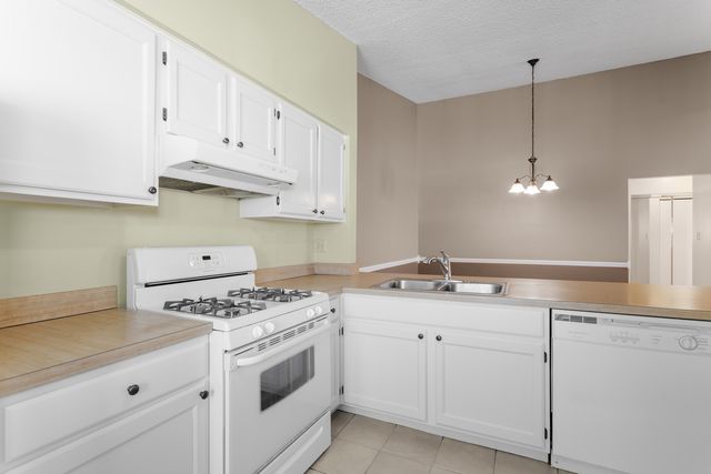 217 Juniper Circle, Streamwood, IL 60107