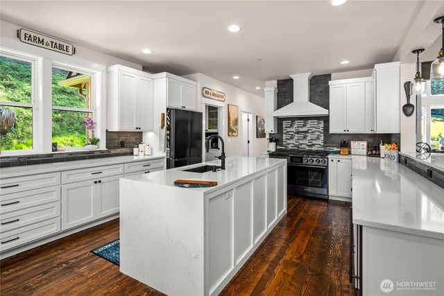 17345 Olympic Pl, Mount Vernon, WA 98274