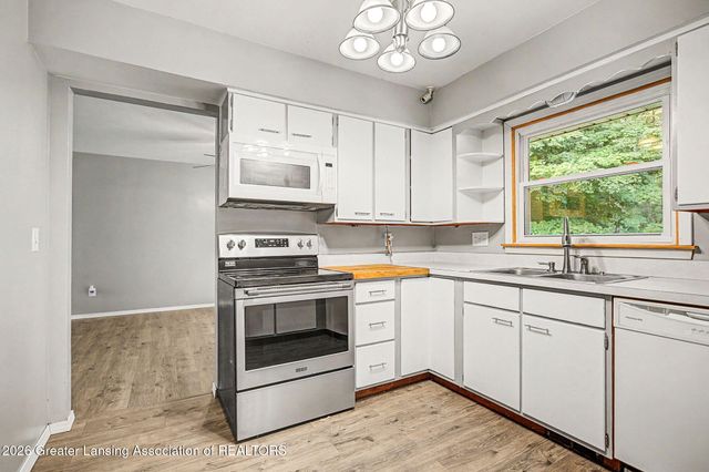 10629 N Royston Road, Grand Ledge, MI 48837