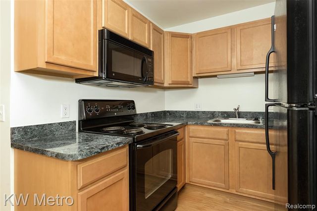 2425 Torquay Avenue 204, Royal Oak, MI 48073