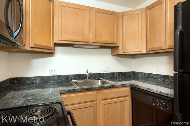 2425 Torquay Avenue 204, Royal Oak, MI 48073