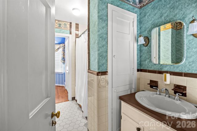 1858 Queens Road W, Charlotte, NC 28207