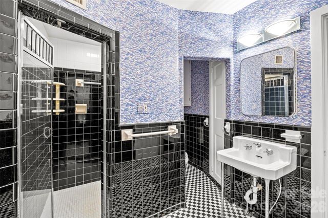 1858 Queens Road W, Charlotte, NC 28207